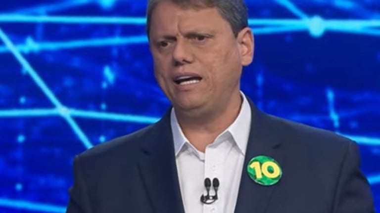 Tarcísio recua e diz avaliar manutenção de câmera em uniformes da PM