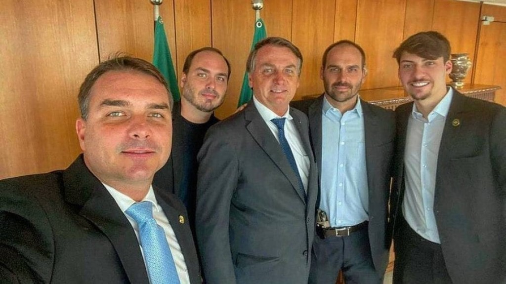 Flávio entra em rota de colisão com os irmãos por causa de Bolsonaro Flávio entra em rota de colisão com os irmãos por causa de Bolsonaro