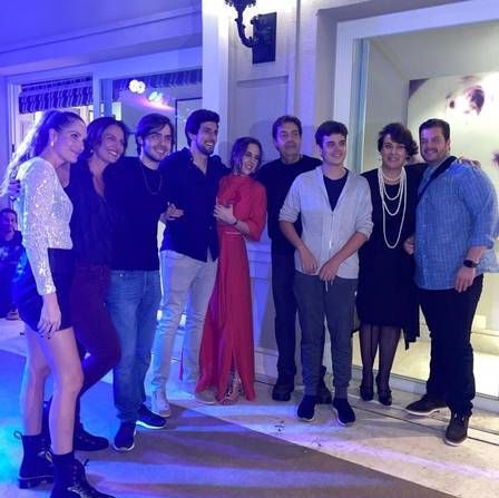 Faustão é visto com ex-mulher e atual na festa da filha. Foto: Reprodução