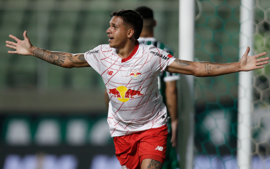 Red Bull Bragantino vence o América-MG e entra no G4 do Brasileirão