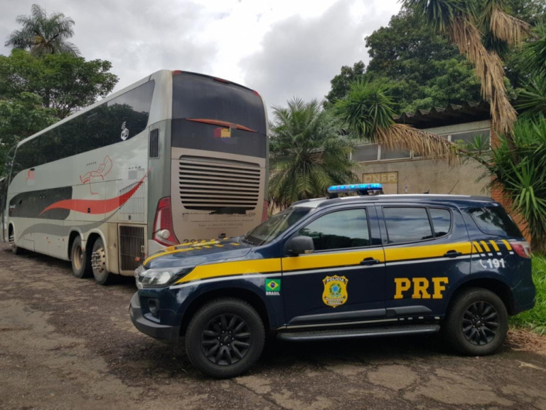 PRF apreende ônibus na BR-153 com passageiros envolvidos em atos em Brasília