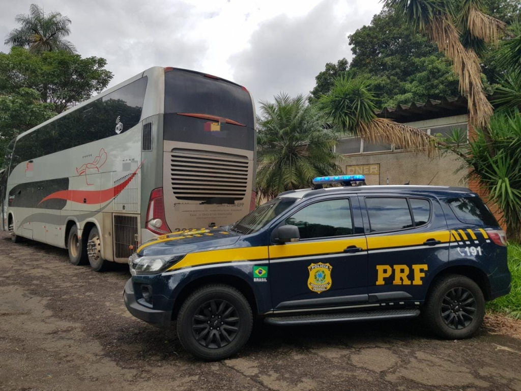 PRF apreende ônibus na BR-153 com passageiros envolvidos em atos em Brasília
