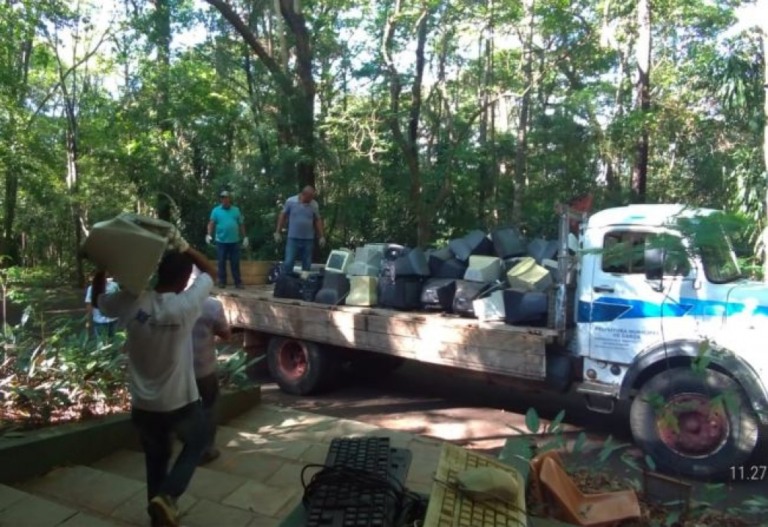 Garça envia carga de computadores para reciclagem em Etec de Marília