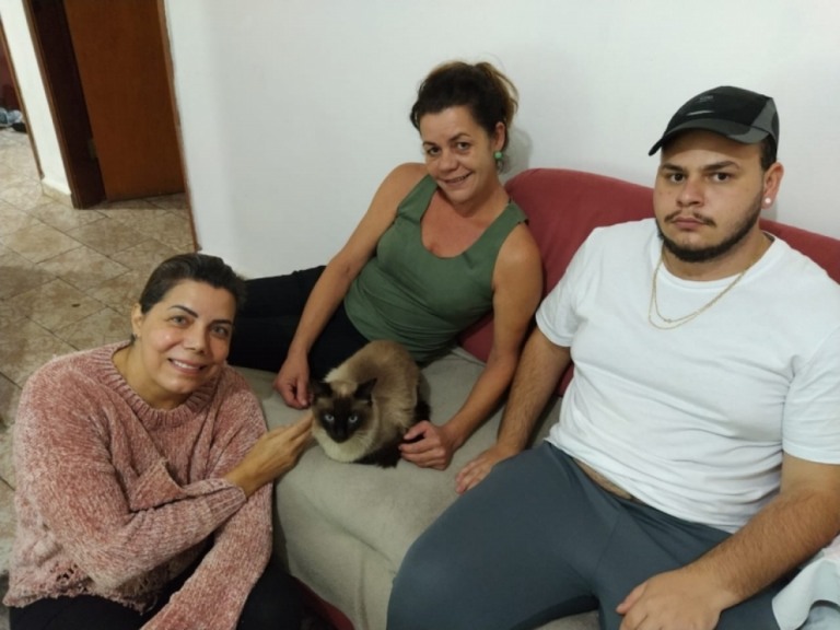 Bombeiros de Marília resgatam gato em cerca após quatro dias de procura