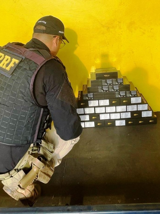 PRF apreende 43 celulares em abordagem a carro na BR-153 em Ourinhos