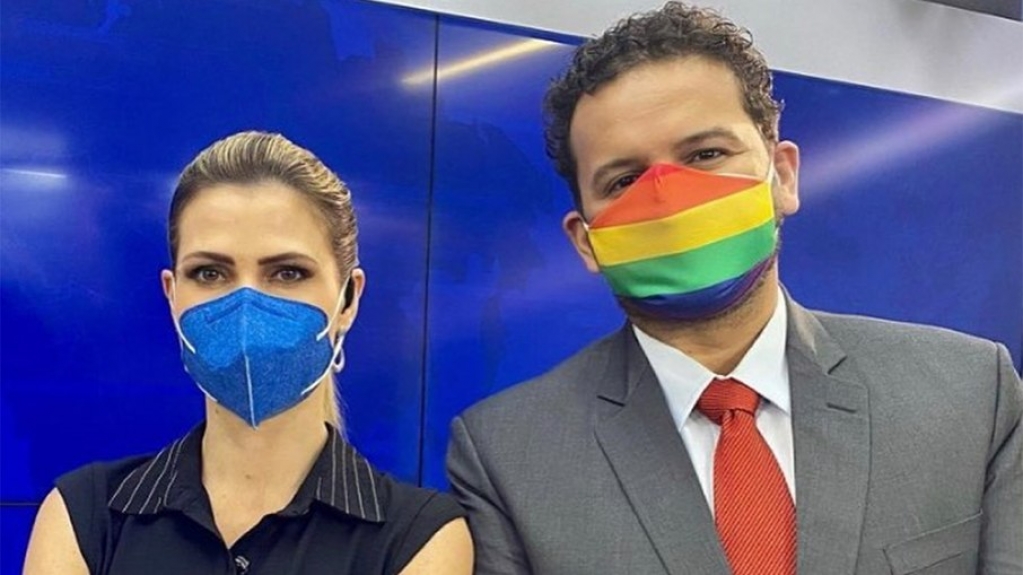 Jornalista da Band se assume LGBT ao vivo: "Tenho muito orgulho" Jornalista da Band se assume LGBT ao vivo: "Tenho muito orgulho"