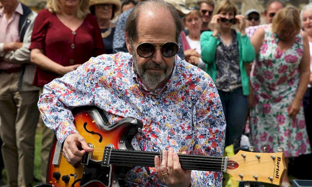 Beatles: guitarra é vendida por R$ 1,3 milhão em leilão 