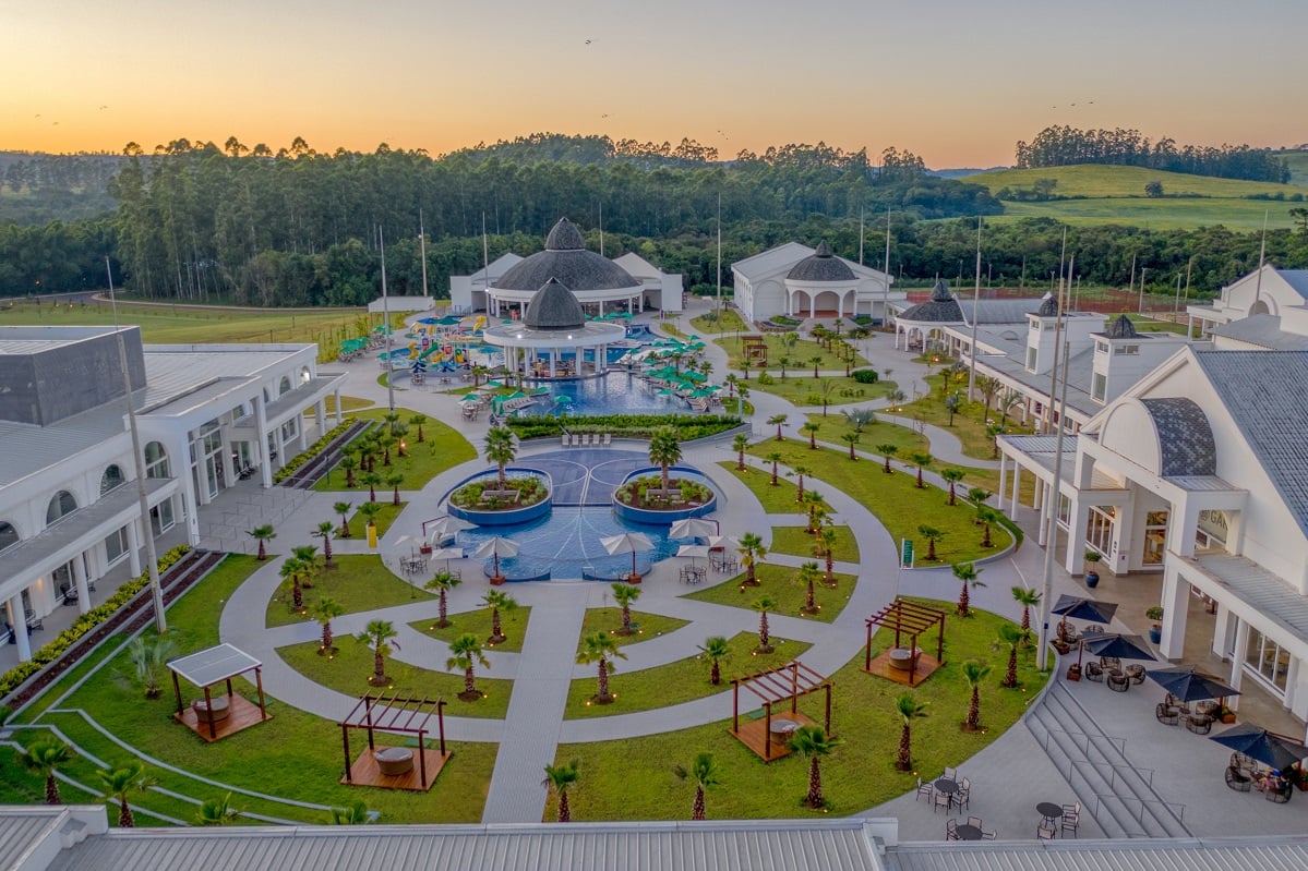 Jardins de Jurema Convention & Resort foi inaugurado em 2019 e traz um olhar mais moderno, inspirado em arquiteturas turca e grega. Foto: Termas de Jurema/Divulgação