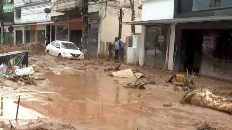 Petrópolis: mãe continua busca por filha horas após deslizamento