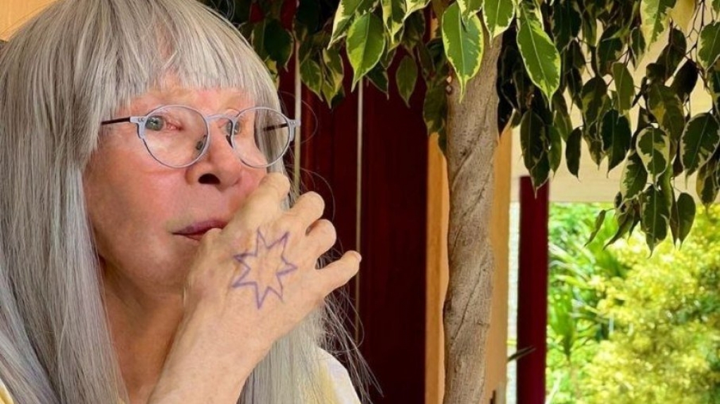 Rita Lee aparece em clique raro: "força na peruca"