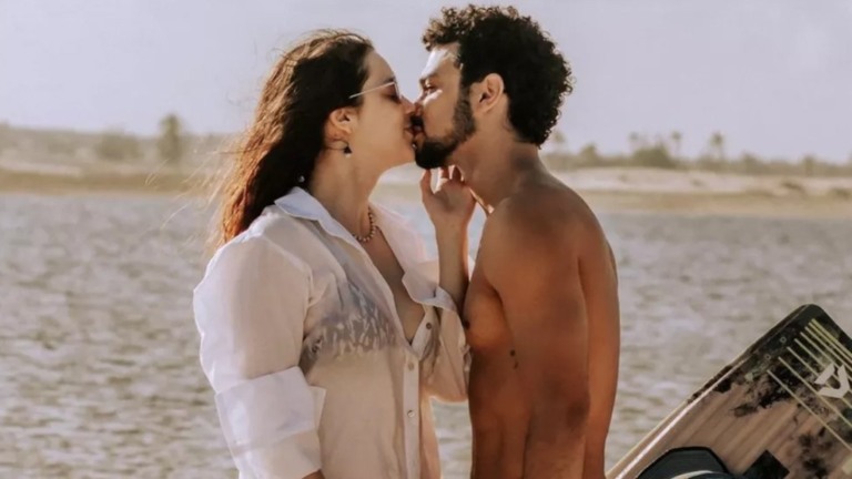 Sérgio Malheiros abre álbum romântico com Sophia Abrahão durante viagem: ‘Praia’
