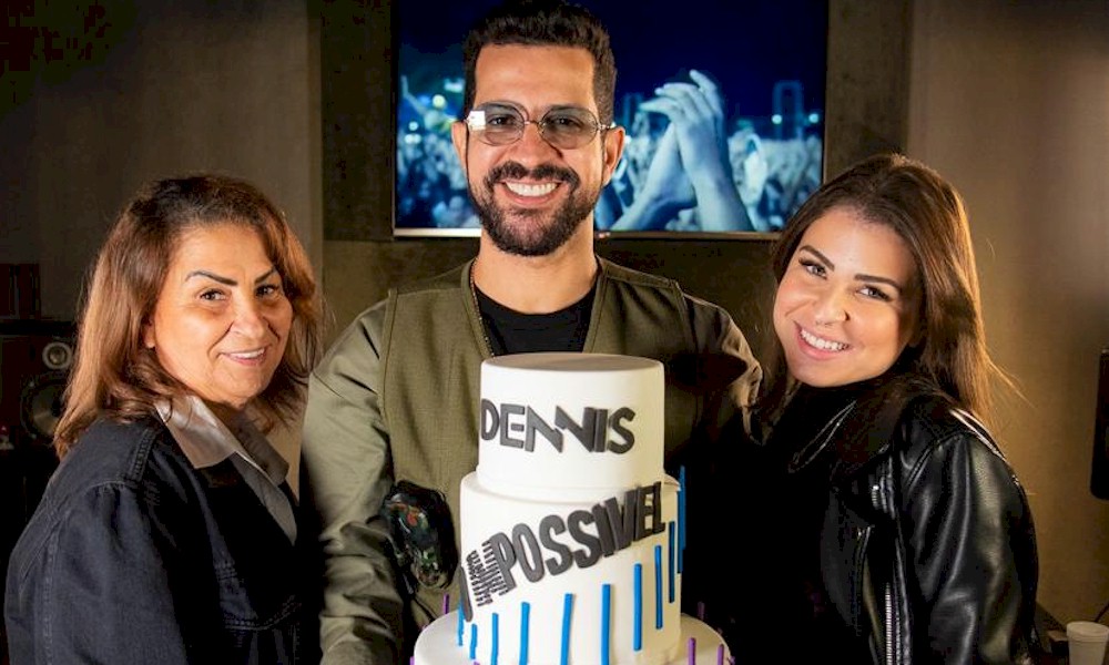 Dennis é surpreendido com discos de ouro, platina e diamante