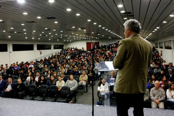 Osvar Vilhena, da FGV, fala na abertura da Semana Jurídica da Unimar – divulgação