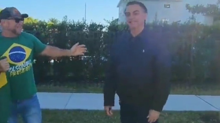 Vídeo: Bolsonaro limpa o rosto após ser beijado por apoiador