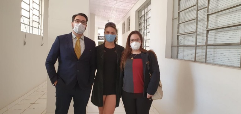 A atriz Glamour Garcia (centro), com advogados na Polícia em Marília