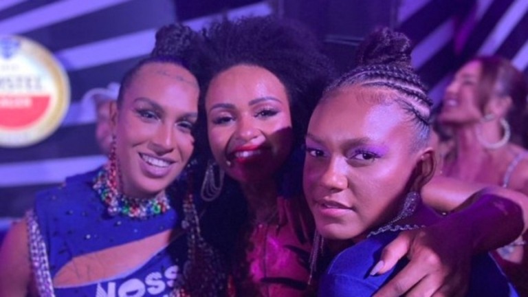 Lina, Natália e Jessi posam juntas na  Sapucaí e fãs vibram