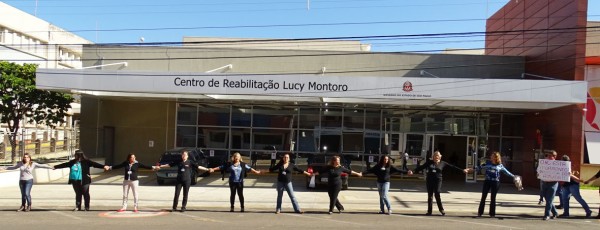 Manifestantes “abraçam” hospital em protesto contra crise – Rogério Martinez/Giro Marília