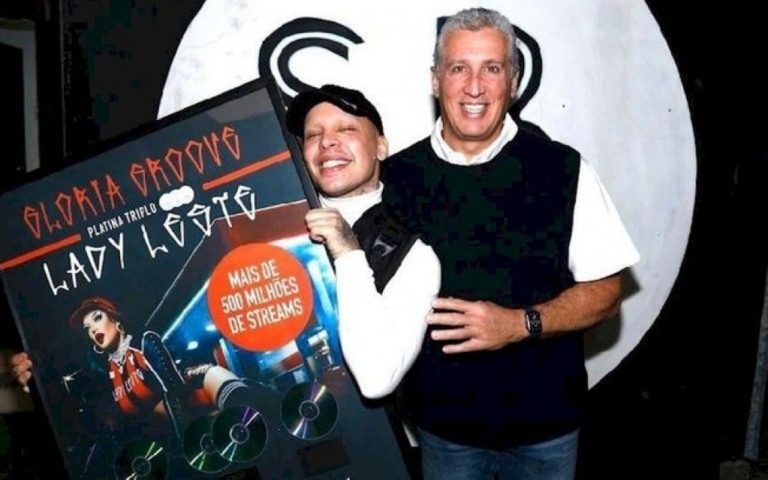 Glória Groove recebe disco de platina triplo por "Lady Leste"