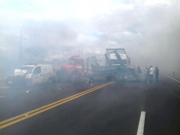 Fumaça de queimada na pista causa engavetamento em Marília