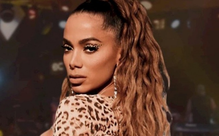 Anitta estampa a capa da revista que irá ser distribuída no Coachella
