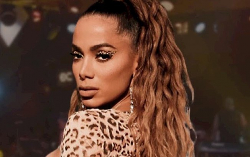 Anitta estampa a capa da revista que irá ser distribuída no Coachella Anitta estampa a capa da revista que irá ser distribuída no Coachella