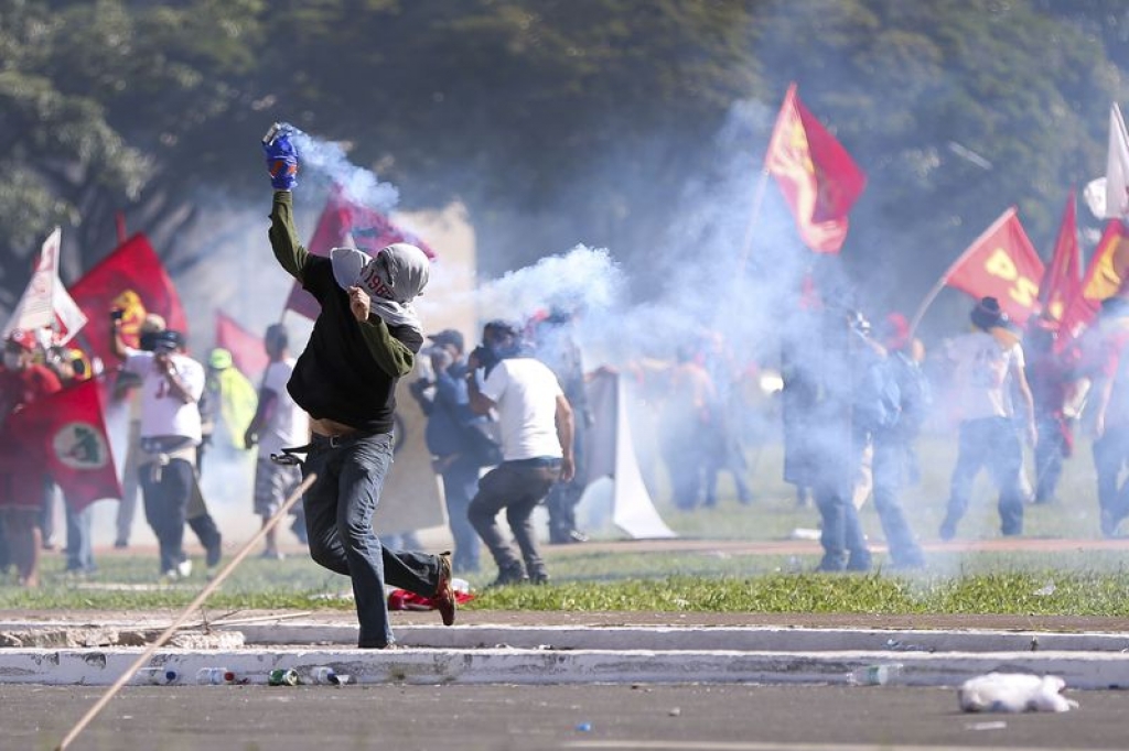 Protesto tem confronto e depredação; Temer aciona Forças Armadas