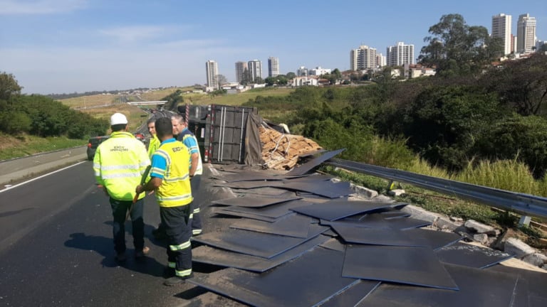 Carreta com carga de madeira tomba e complica trânsito no Contorno