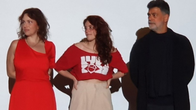 "Não cedo à censura", diz atriz expulsa de debate por blusa pró-Lula