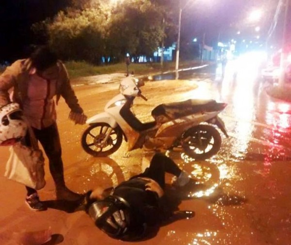 Buraco em avenida causa acidentes e protestos em Marília