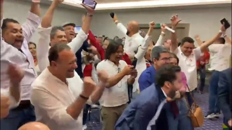 Vídeo: Comitê vibra no momento em que Lula ultrapassou Bolsonaro