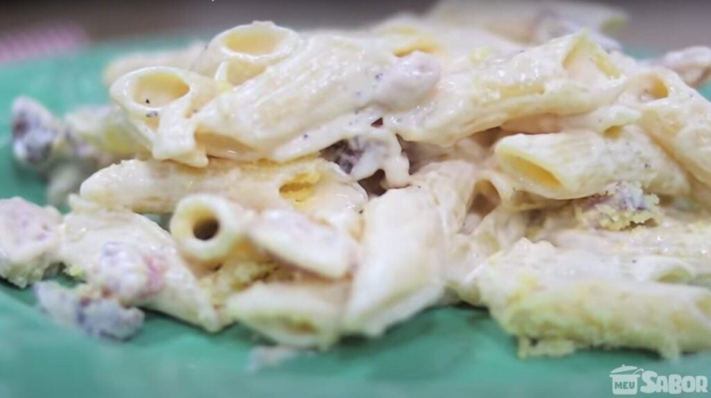 Aprenda a fazer Penne cremoso com frango desfiado