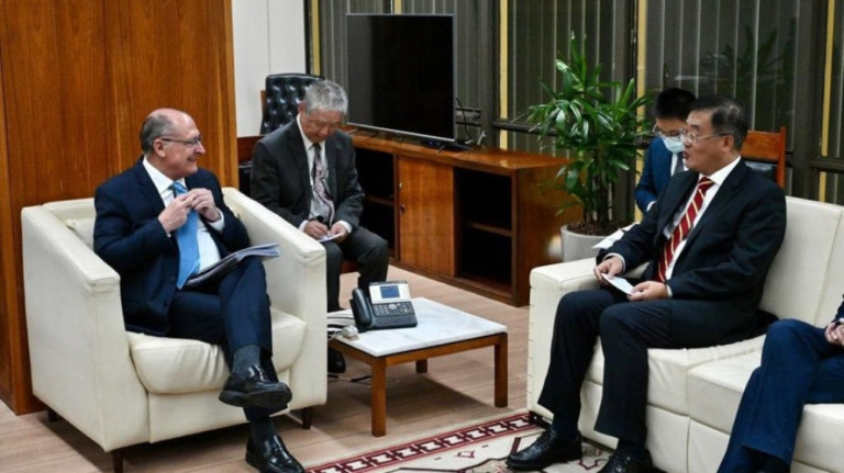 Alckmin se encontra com embaixador da China e fala de viagem de Lula