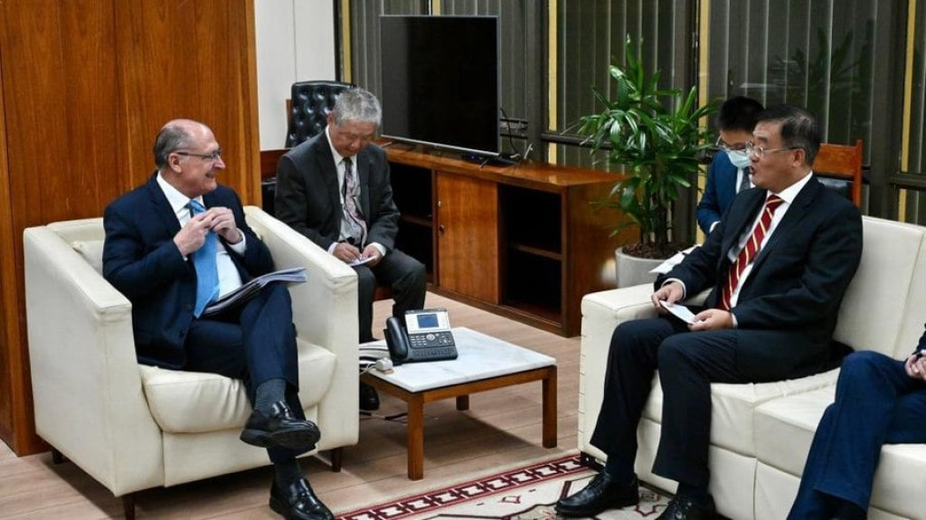 Alckmin se encontra com embaixador da China e fala de viagem de Lula