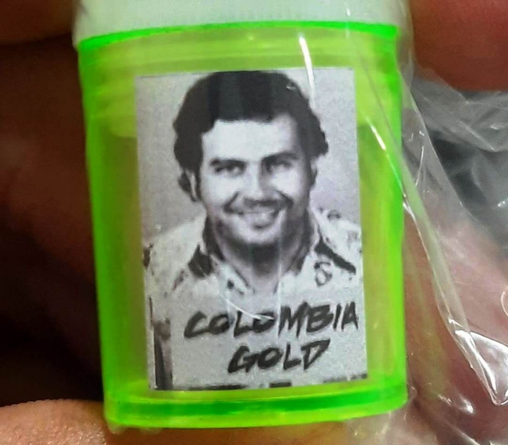 Acusado de tráfico em Tupã é preso: potes com maconha e foto de Pablo Escobar