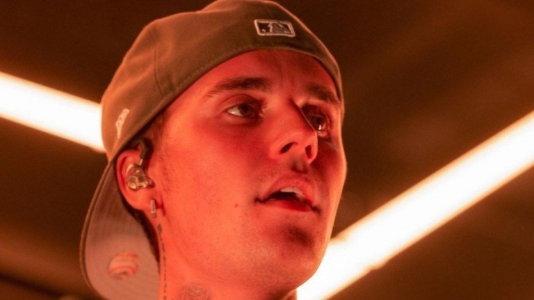 Justin Bieber comenta paralisia facial: 'Mais difícil de comer'