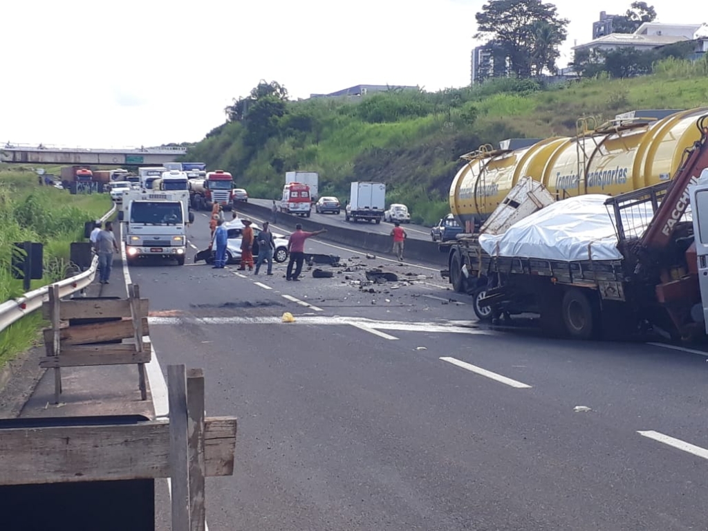 Acidente interdita pista e congestiona Contorno em Marília