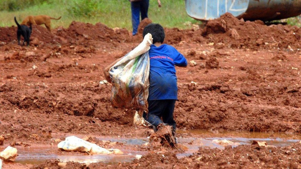 32 milhões de crianças estão em estado de pobreza no Brasil 32 milhões de crianças estão em estado de pobreza no Brasil