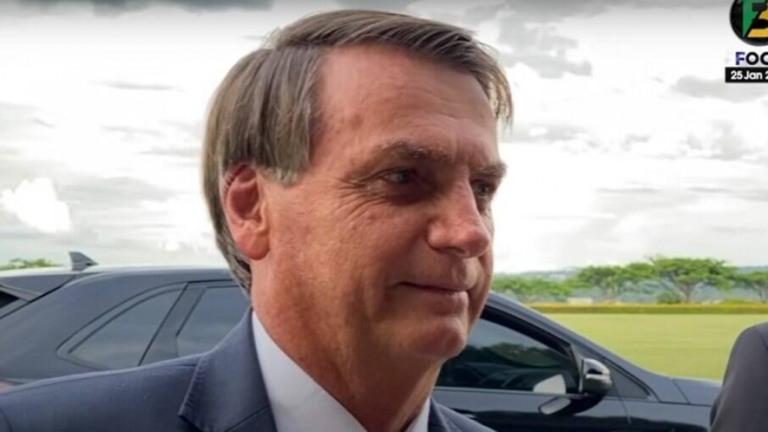 Apoiadores não entendem ironia de Bolsonaro e aplaudem gasolina a R$ 3