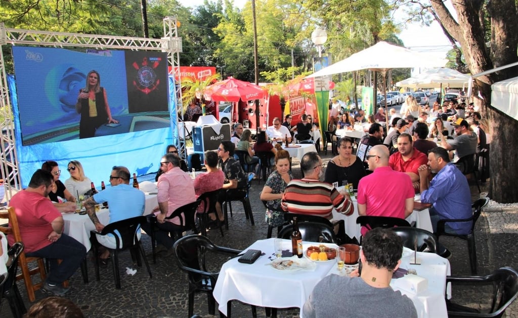 Chaplin faz esquenta da Copa com feijoada e samba; jogo terá telão e promoção