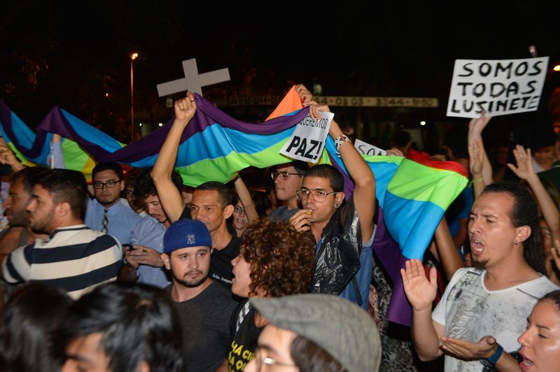 Manifestantes fazem beijaço contra homofobia