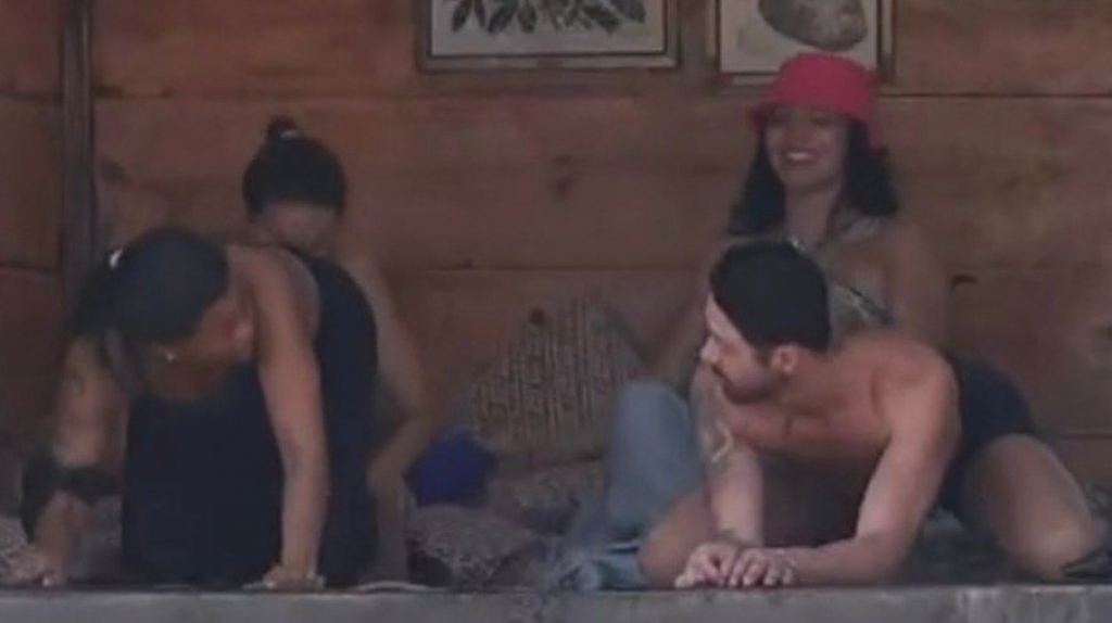 'A Fazenda 13': Tati e Rico dão 'aula' sobre sexo anal e Record corta cenas