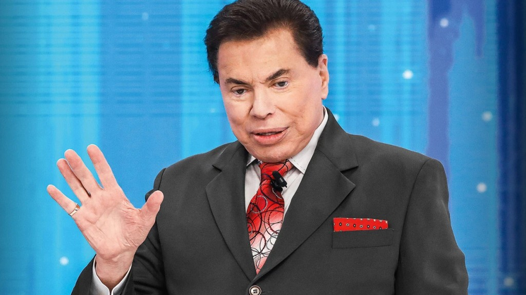 No sofá de casa, Silvio Santos recebe placa em homenagem: ’60 anos do Programa’