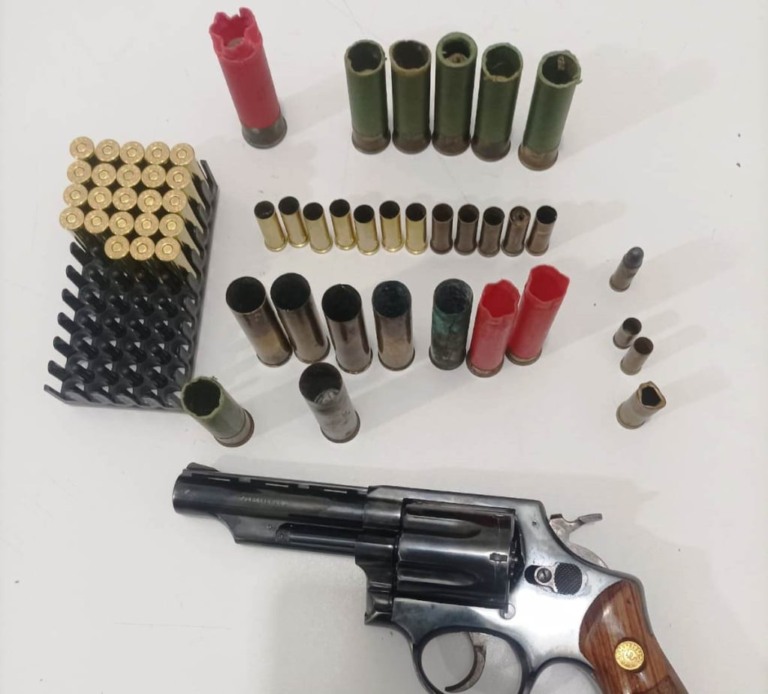 Briga de casal tem apreensão de arma. Acusado, saiu com fiança
