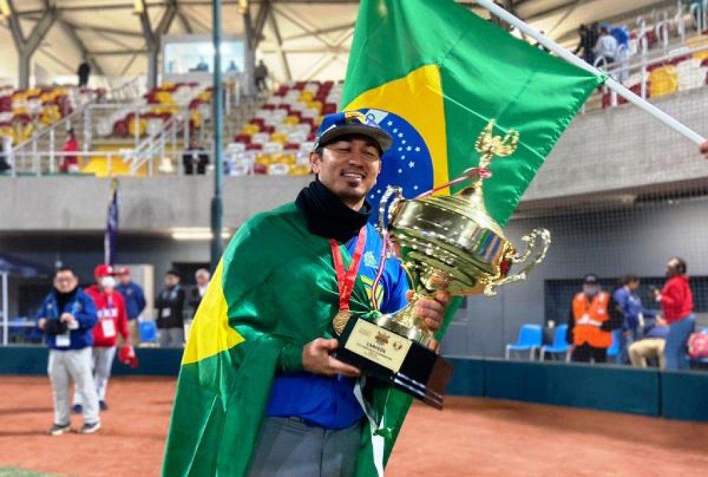 Pedro Okuda, de Marília, é destaque do Brasil na conquista do Sul-Americano de beisebol