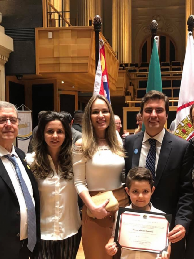 Vinícius Camarinha com a família na diplomação como deputado, em 2018