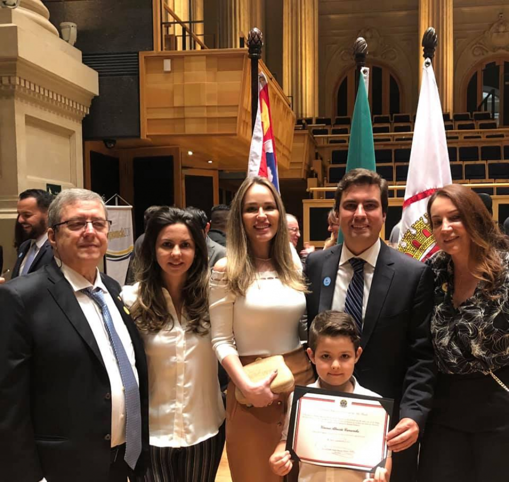 Vinícius Camarinha com a família na diplomação como deputado, em 2018