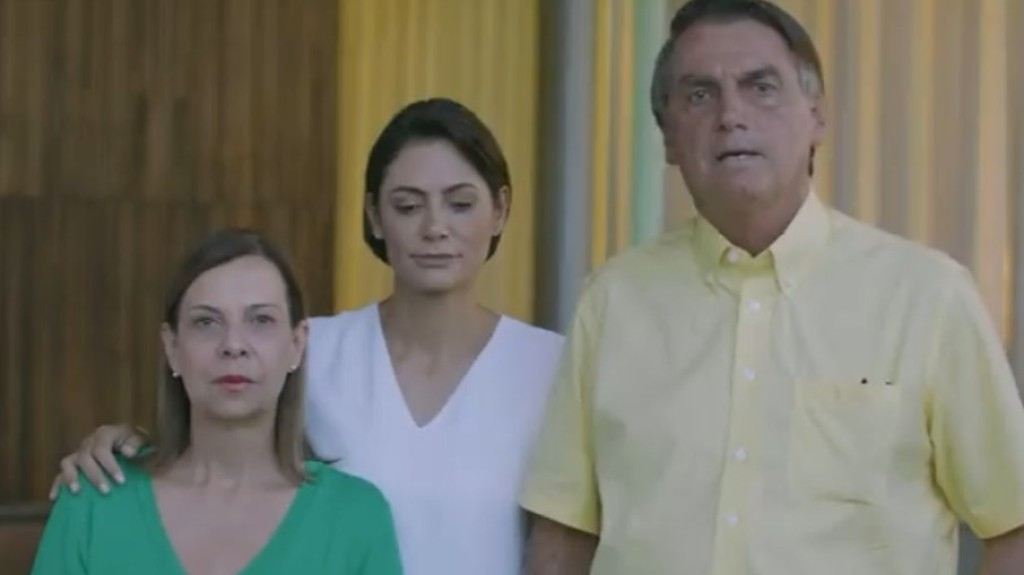 Vídeo: Bolsonaro se desculpa após dizer que "pintou um clima"
