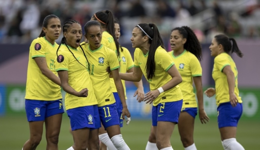 Gabi Nunes marcou o quarto gol do Brasil no jogo com a