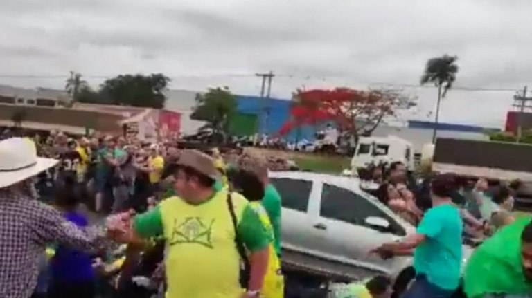 Manifestantes são atropelados em rodovia de São Paulo