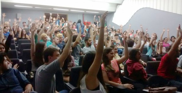 Estudantes e funcionários em assembleia que decidiu protesto – Divulgação